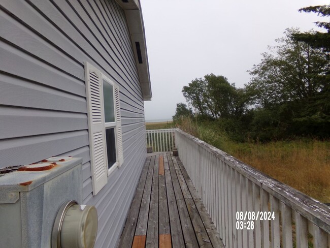 Building Photo - 3bd 2ba Located in Ocean Shores