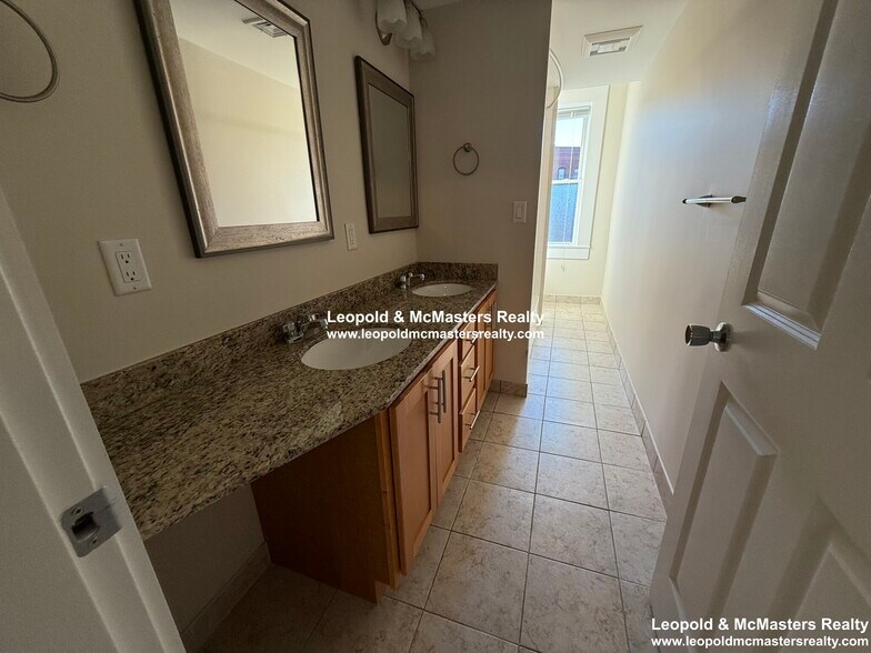 Building Photo - 15 Short St