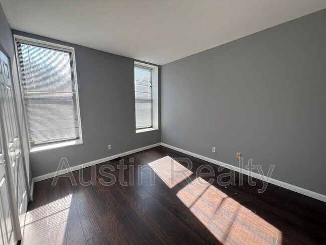 Building Photo - 4390 McPherson Ave