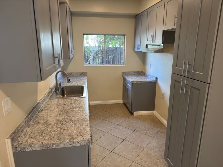 Building Photo - 1915 Cedar Ave