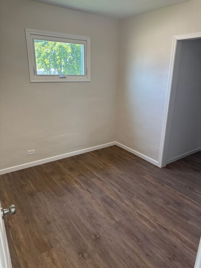 Building Photo - Newly Renovated 2 Bedroom Home Available f...