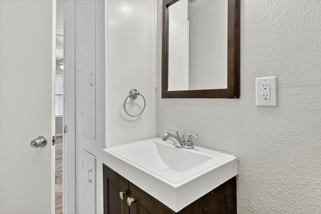 Building Photo - 11230 Blades- 3bed/1bath $1,195/month