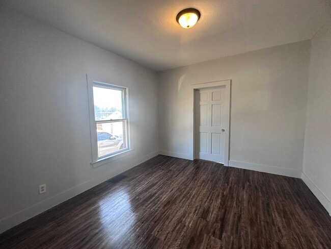 Building Photo - 911 Main-W