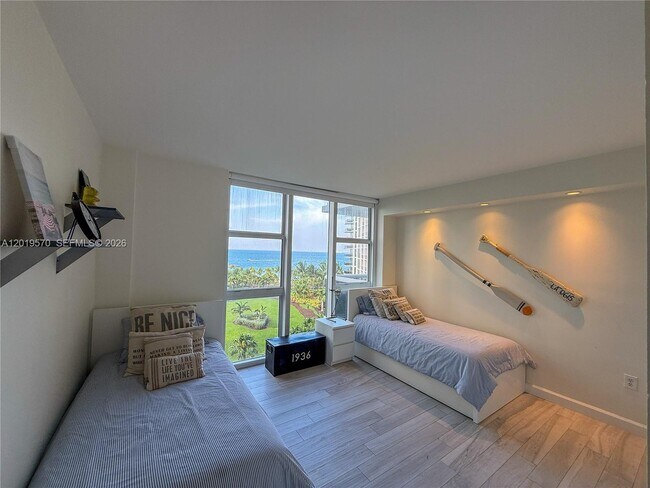 Building Photo - 10275 Collins Ave