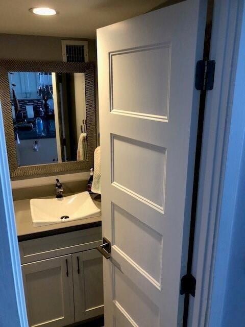 Building Photo - 1609 N Riverside Dr