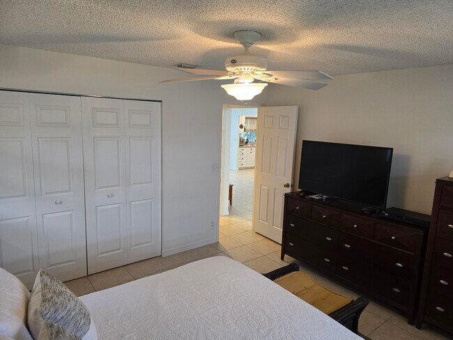 Building Photo - 939 Hibiscus Dr