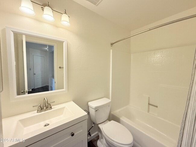 Building Photo - 930 N Mesa Dr