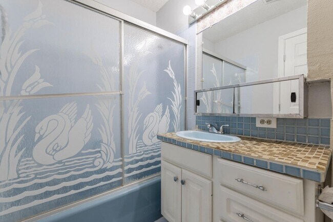 Building Photo - 875 Plainview Dr