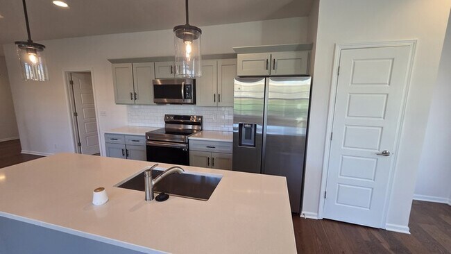 Building Photo - 4 bed 3 bath 2 car garage all maintenance provided townhome