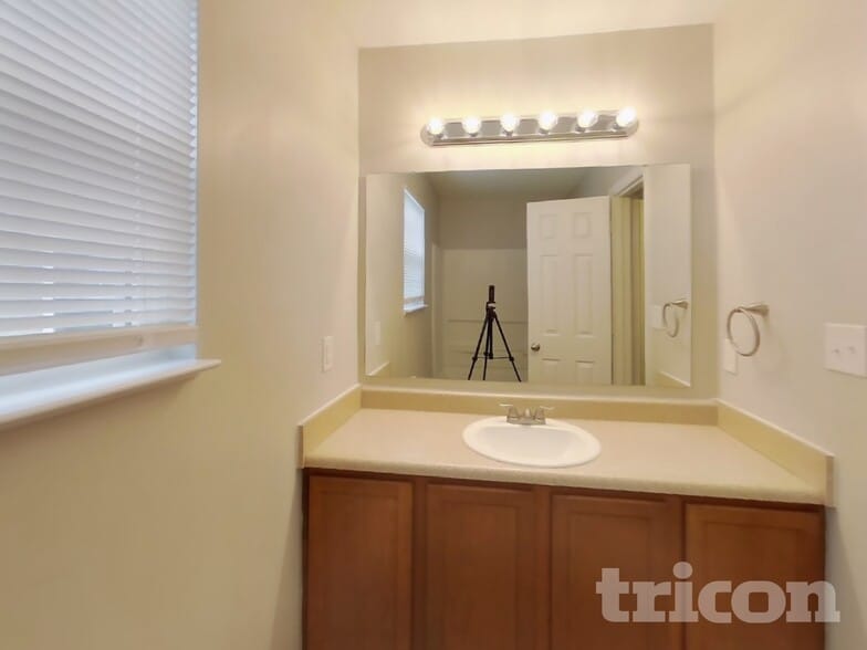 Building Photo - 749 Mozart Dr