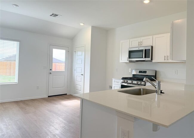Building Photo - 16208 Lovers Ln