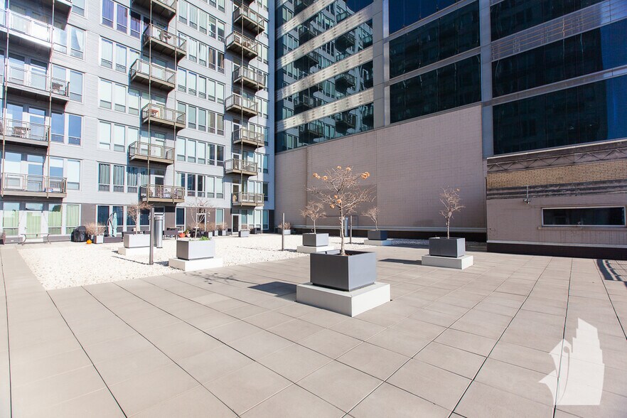 Building Photo - 565 W Quincy St