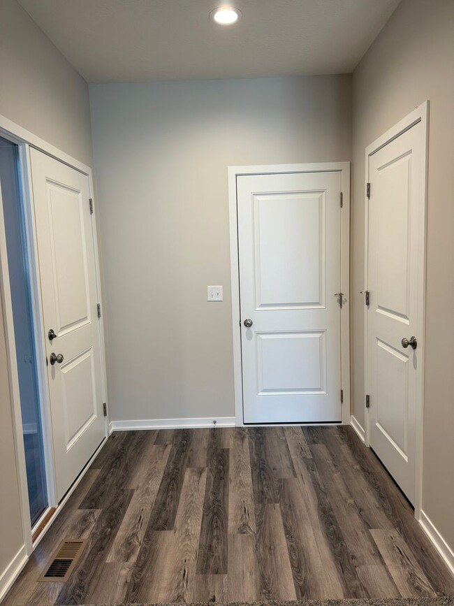 Building Photo - 2 bedroom/2.5 bathroom ranch townhome