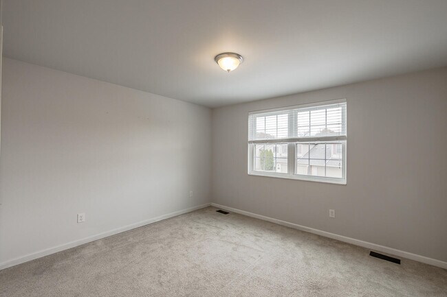 Building Photo - 324 Stratford Ln