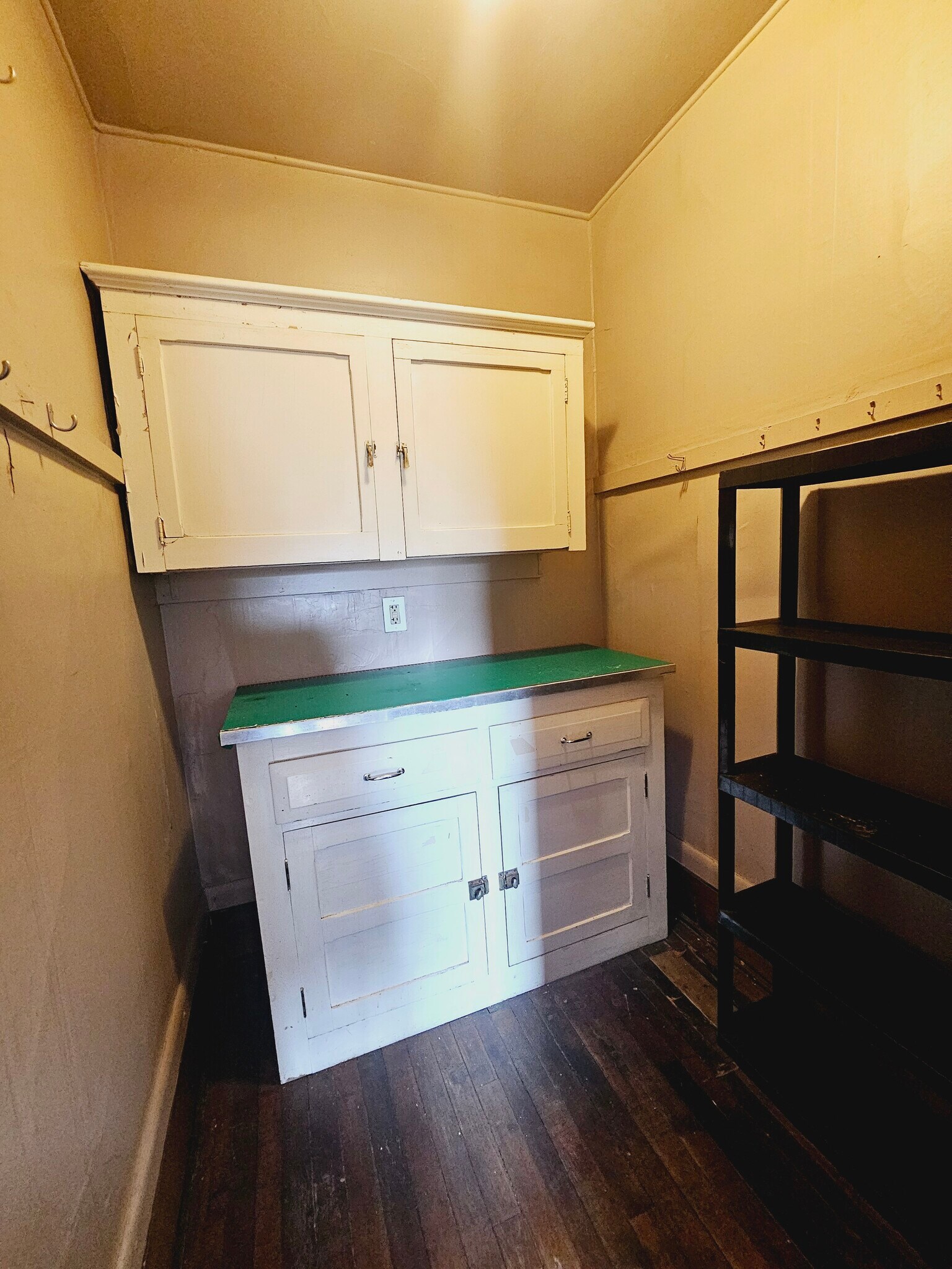 Building Photo - 333 W 6th St