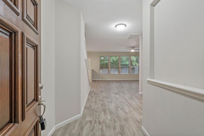 Building Photo - 18 N Queenscliff Cir