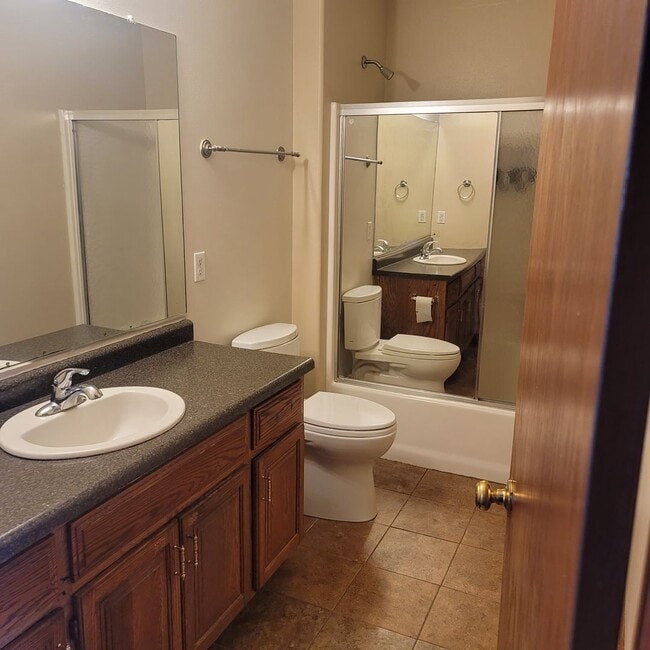 Building Photo - 3 bedroom, 2 bath, single family home.