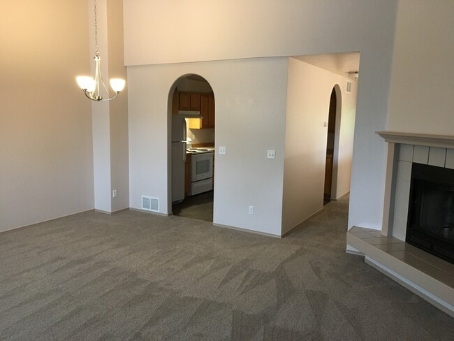 living/dining room - 4001 Lunar Dr