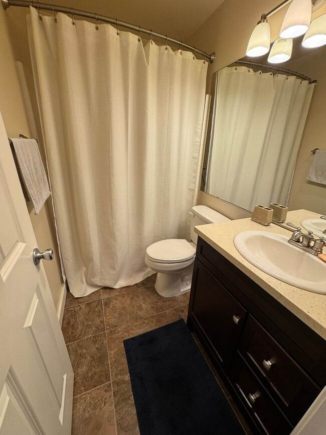 Building Photo - 2Bd/2.5Ba Bellevue Townhouse