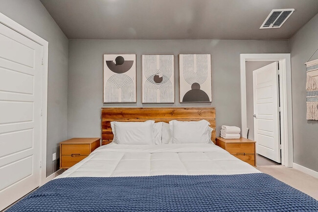 Building Photo - 2002 Rosewood Ave