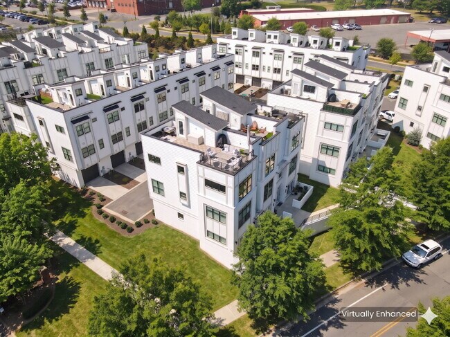 Building Photo - Luxury Living with amazing views!