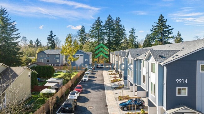 Building Photo - "Spacious 3-Bedroom Luxury Townhouse in Everett with 3 Full Baths"