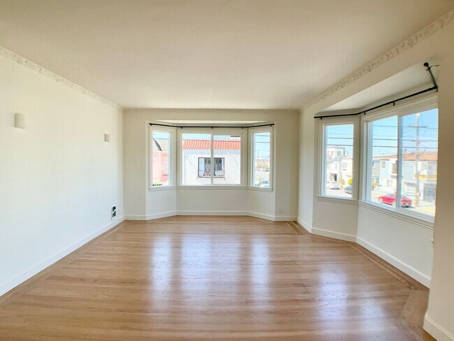 Building Photo - Remodeled! GARAGE PARKING Included! IN-UNI...