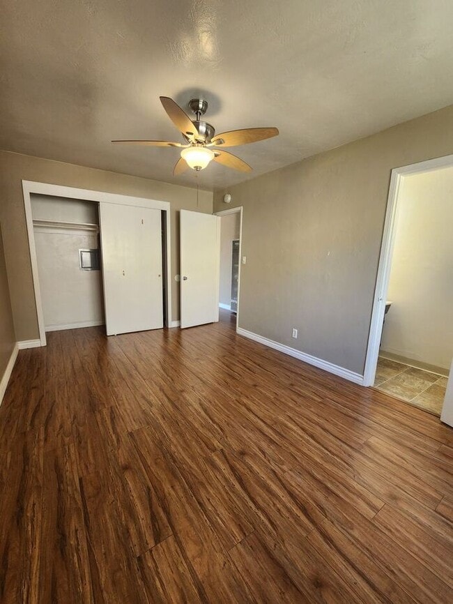 Building Photo - Spacious 2BR Duplex For Rent. Close to Sail Bay and only 6 Blocks to the Beach