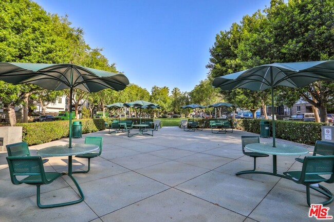 Building Photo - 6400 Crescent Park E