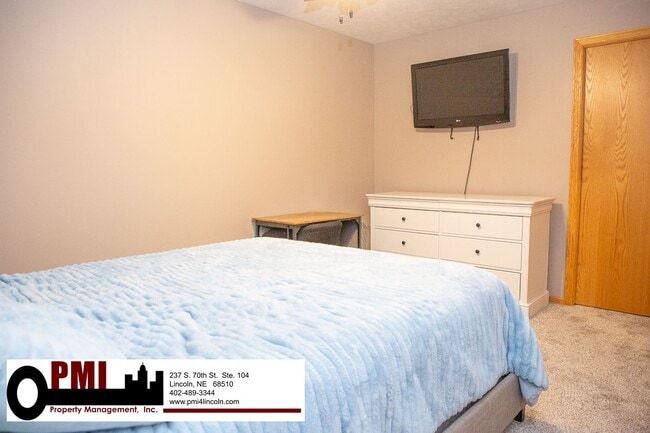 Building Photo - 4 Bedroom and 3 bathroom Fully Furnished