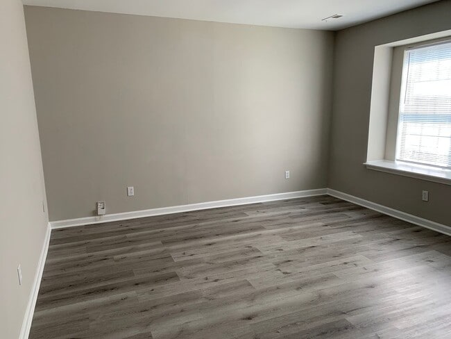Building Photo - 5302
