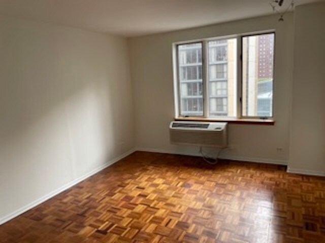 Building Photo - 801 S Plymouth Ct