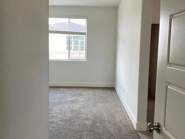 Building Photo - 2434 Urdaneta Way