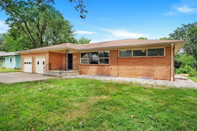 Building Photo - Don't Fuss with the Bus -5 Bed - 3 Bath - ...