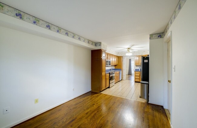 Building Photo - Beautifully Updated Townhome in Rockville