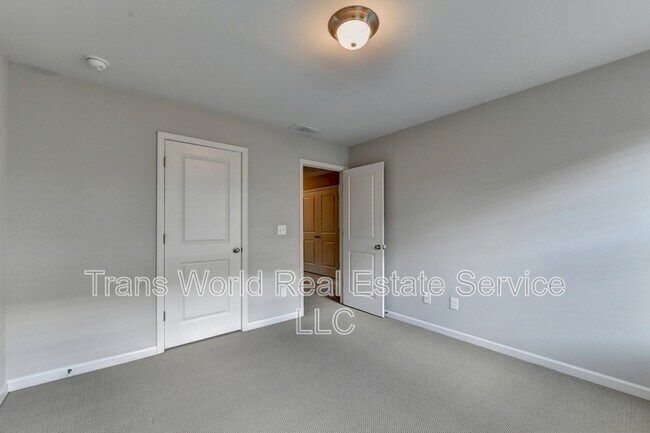 Building Photo - 4648 Pine St