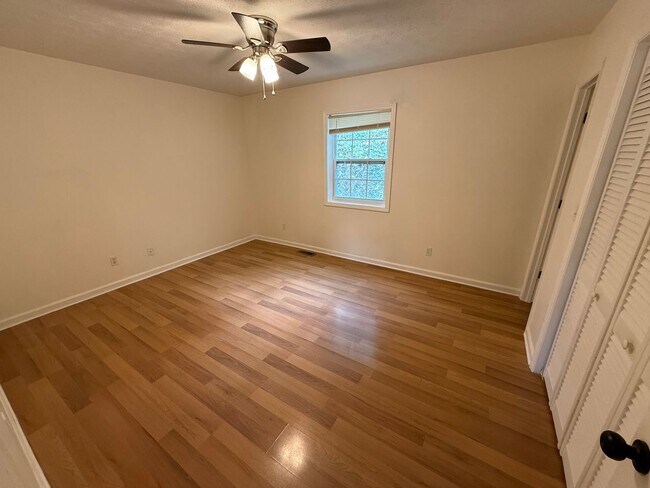 Building Photo - Enjoy Panoramic Holston River Views from T...