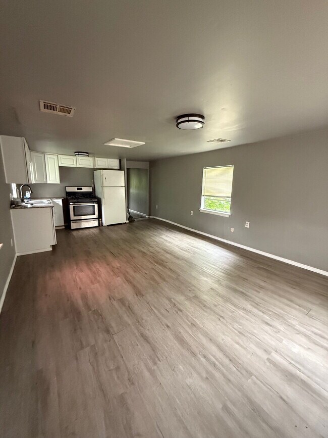 Building Photo - 1-Bed, 1-Bath Home