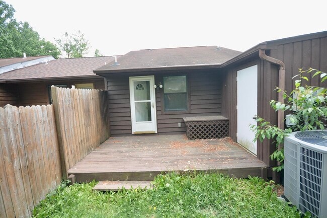 Building Photo - 2590 Townhouse Dr SE