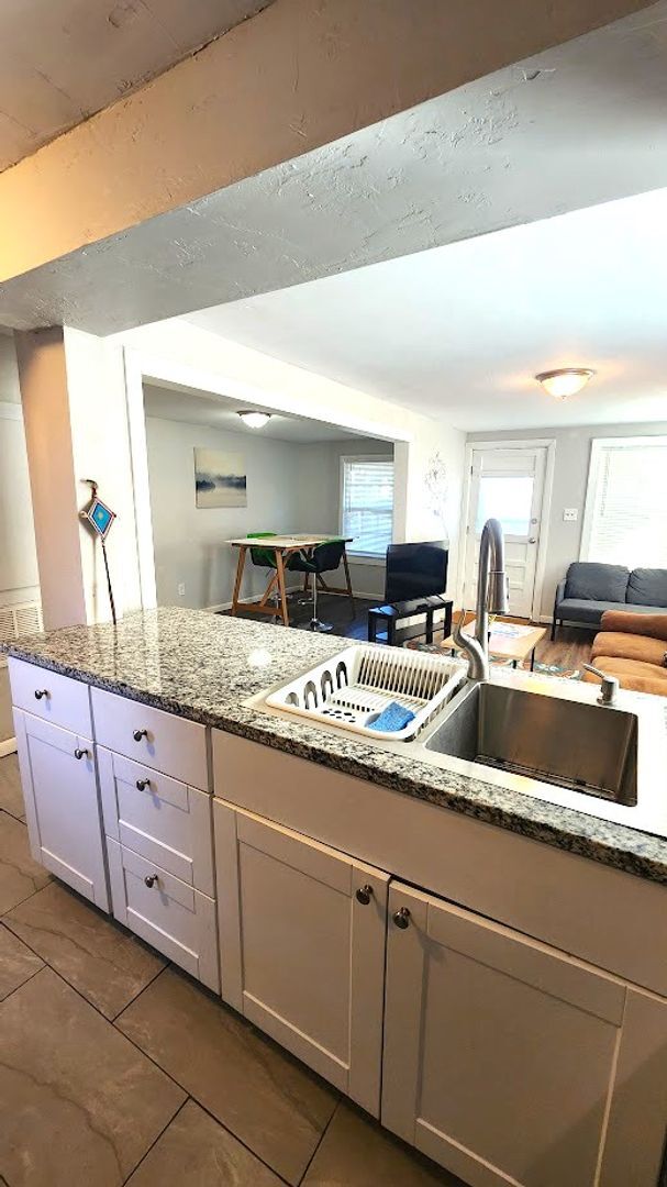 Building Photo - Furnished 1 Bed 1 Bath Apt in Linwood Place Add NW OKC