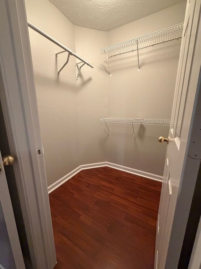 Building Photo - 3 Bedroom Available Now!