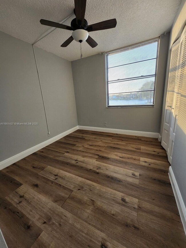 Building Photo - 212 Lake Pointe Dr