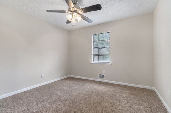 Building Photo - 3 bdrm, 2 bath in Stone Mountain