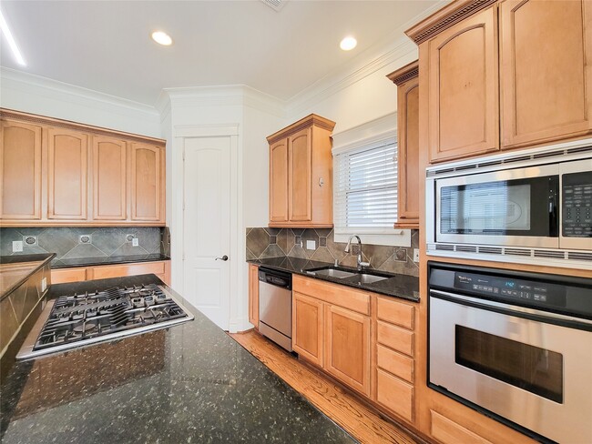 Building Photo - 704 E 9th St