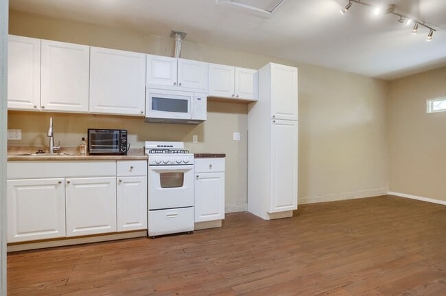 Building Photo - Single Story Duplex with Two Private Residences