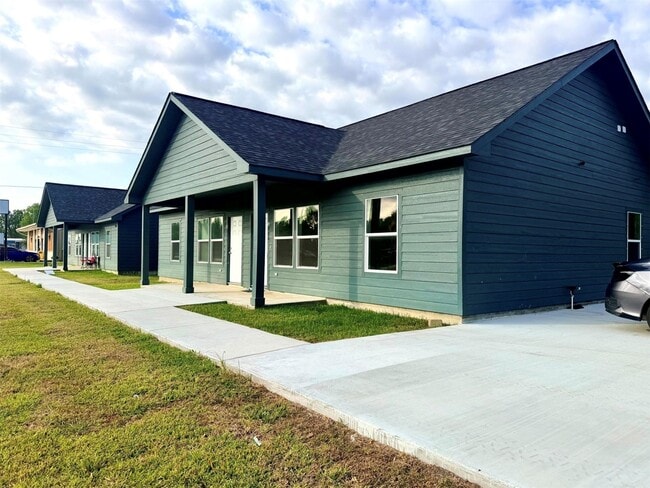 Building Photo - 502 N Ross Sterling
