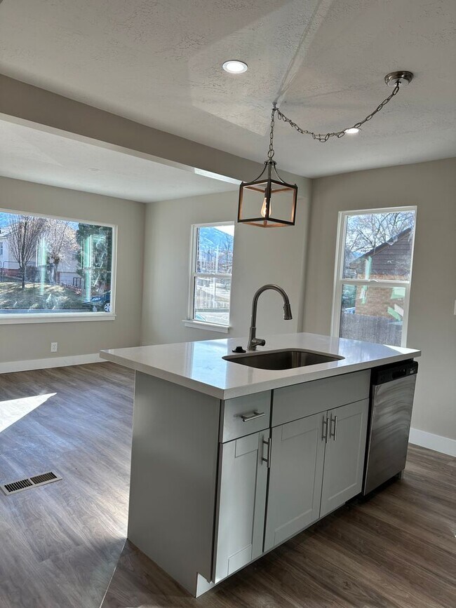 Building Photo - Darling remodeled 5 bedroom 2 bathroom home in the heart of Ogden