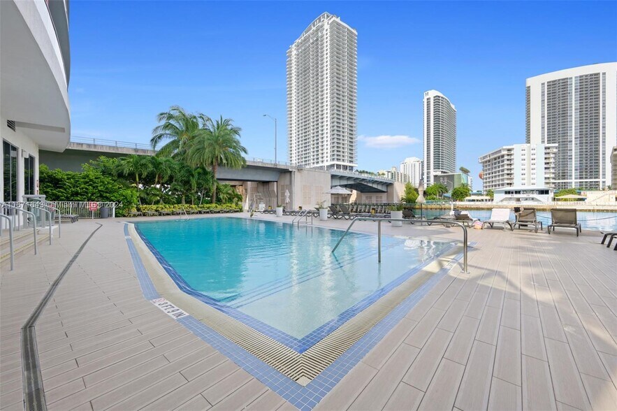 Building Photo - 2600 E Hallandale Beach Blvd