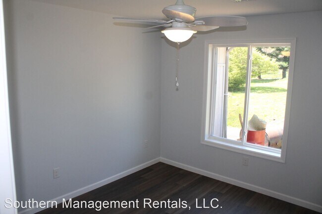 Building Photo - 2 br, 1 bath House - 490 A Windsor Rd