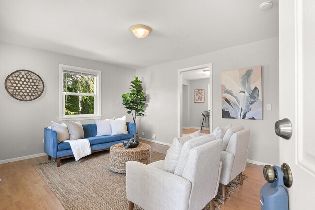 Building Photo - 2 Bedroom, 1 Bathroom Available Now!